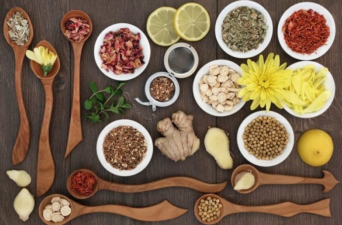  التداوي بالأعشاب لعلاج نزلات البرد: دليل شامل للعلاج الطبيعي