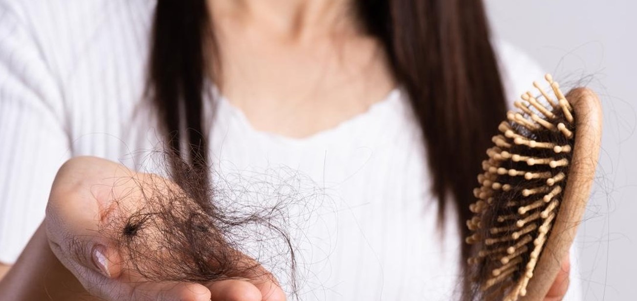  كيفية علاج تساقط الشعر بعد الولادة: دليل شامل للعناية بالشعر الأمومي